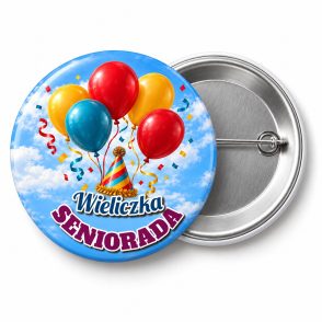 Przypinka Seniorada: kolorowa przypinka na Dzień Seniora z napisem SENIORADA oraz polem miejscowość (np. Wieliczka) – przód i aluminiowy tył z agrafką