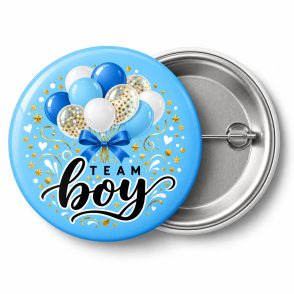Przypinka Team Boy: kolorowa przypinka na baby shower z napisem TEAM boy – przód i aluminiowy tył z agrafką