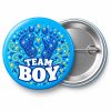Przypinka Team Boy Stópki: kolorowa przypinka na baby shower z napisem TEAM BOY – przód i aluminiowy tył z agrafką