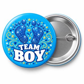 Przypinka Team Boy Stópki: kolorowa przypinka na baby shower z napisem TEAM BOY – przód i aluminiowy tył z agrafką