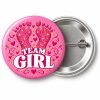 Przypinka Team Girl Stópki: kolorowa przypinka na baby shower z napisem TEAM GIRL – przód i aluminiowy tył z agrafką