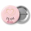 Przypinka Team Mama: kolorowa przypinka na baby shower z napisem TEAM oraz polem imię mamy (np. Ania) – przód i aluminiowy tył z agrafką