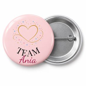 Przypinka Team Mama: kolorowa przypinka na baby shower z napisem TEAM oraz polem imię mamy (np. Ania) – przód i aluminiowy tył z agrafką