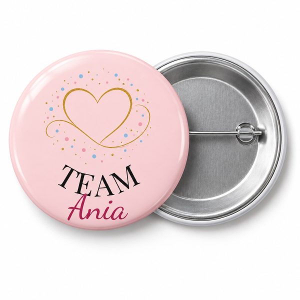 Przypinka Team Mama: kolorowa przypinka na baby shower z napisem TEAM oraz polem imię mamy (np. Ania) – przód i aluminiowy tył z agrafką
