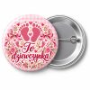 Przypinka To Dziewczynka: kolorowa przypinka na baby shower z napisem To dziewczynka! – przód i aluminiowy tył z agrafką