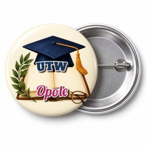 Przypinka Uniwersytet Trzeciego Wieku: kolorowa przypinka na Dzień Seniora z napisem UTW oraz polem miejscowość (np. Opole) – przód i aluminiowy tył z agrafką