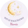 Wzór: Przypinka Witaj Maleństwo – napis WITAJ MALEŃSTWO i pole imię dziecka na pastelowym tle