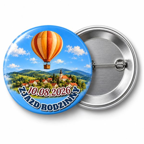 Przypinka Zjazd Rodzinny Balon: kolorowa przypinka na zjazd rodzinny z napisem ZJAZD RODZINNY oraz polem data (np. 10.08.2026) – przód i aluminiowy tył z agrafką