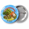 Przypinka Zjazd Rodzinny Dom: kolorowa przypinka na zjazd rodzinny z napisem ZJAZD RODZINNY oraz polem miejscowość (np. Kosów) – przód i aluminiowy tył z agrafką