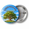Przypinka Zjazd Rodziny Dąb na Łące: kolorowa przypinka na zjazd rodzinny z napisem ZJAZD RODZINY oraz polem nazwisko (np. Malinowskich) – przód i aluminiowy tył z agrafką