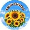 Wzór: Przypinka Zjazd Rodziny Słoneczniki – napis ZJAZD RODZINY i pole nazwisko na pastelowym tle