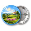 Przypinka Zjazd Seniorów: kolorowa przypinka na Dzień Seniora z napisem ZJAZD SENIORÓW oraz polem miejscowość (np. Zakopane) – przód i aluminiowy tył z agrafką