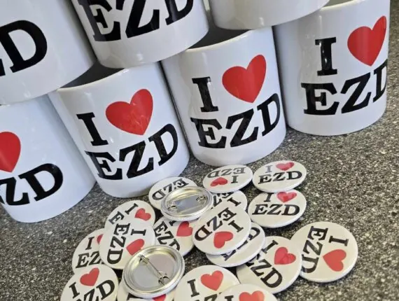 Realizacja zamówienia Kubki i Przypinki i love EZD